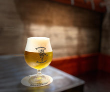 Afbeelding in Gallery-weergave laden, brouwerij bluswater bierglas gevuld